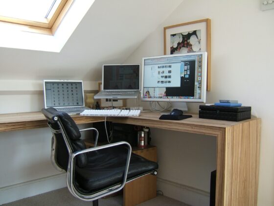 How to choose the right computer desk for your home office