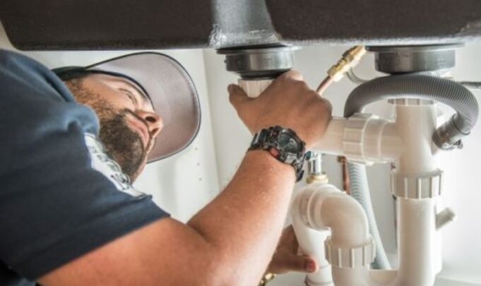 7 Warning Signs You Shouldn’t Ignore and Call a Plumber Immediately